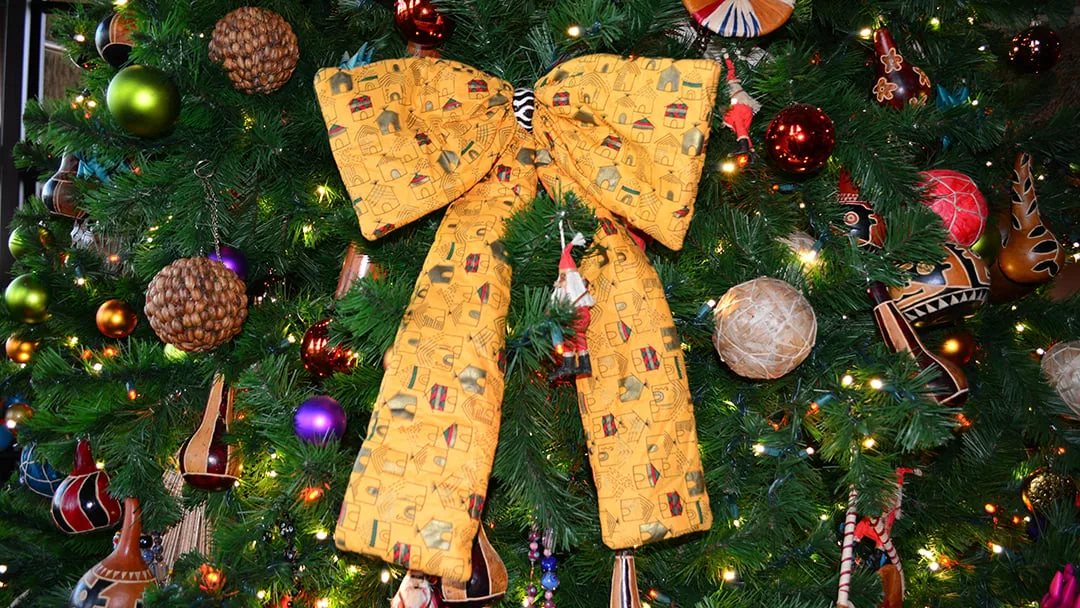 Animal Kingdom Lodge Kidani Christmas Characters and Christmas Decor (21)