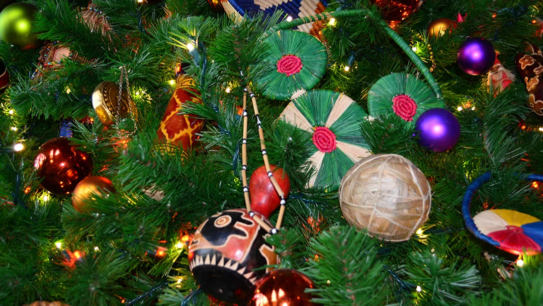 Animal Kingdom Lodge Kidani Christmas Characters and Christmas Decor (22)