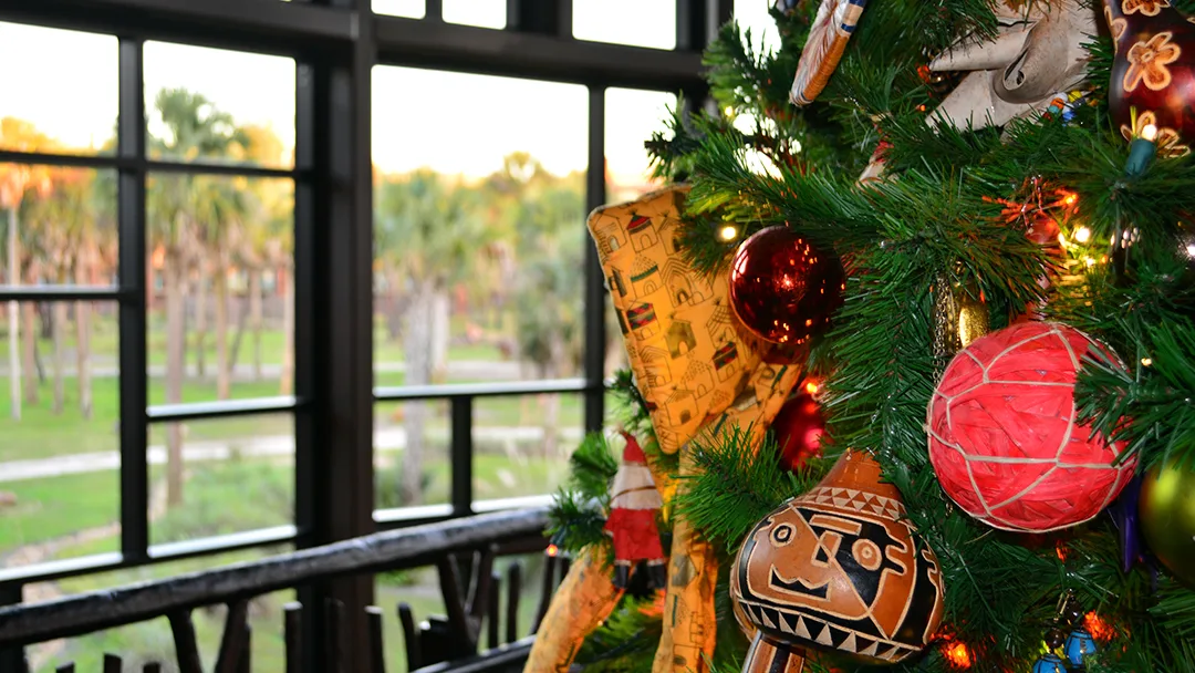 Animal Kingdom Lodge Kidani Christmas Characters and Christmas Decor (23)