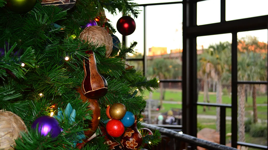 Animal Kingdom Lodge Kidani Christmas Characters and Christmas Decor (24)