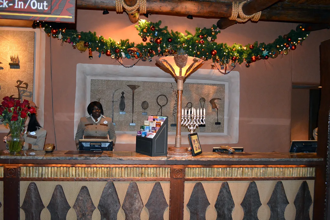 Animal Kingdom Lodge Kidani Christmas Characters and Christmas Decor (3)