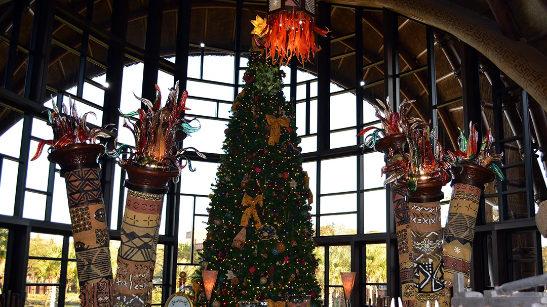 Animal Kingdom Lodge Kidani Christmas Characters and Christmas Decor (4)