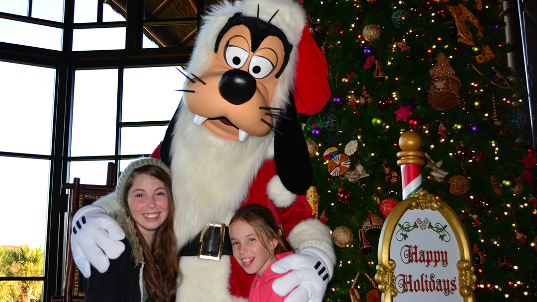 Santa Goofy Animal Kingdom Lodge Kidani Christmas Characters and Christmas Decor (7)