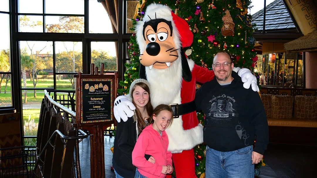 Santa Goofy Animal Kingdom Lodge Kidani Christmas Characters and Christmas Decor (9)