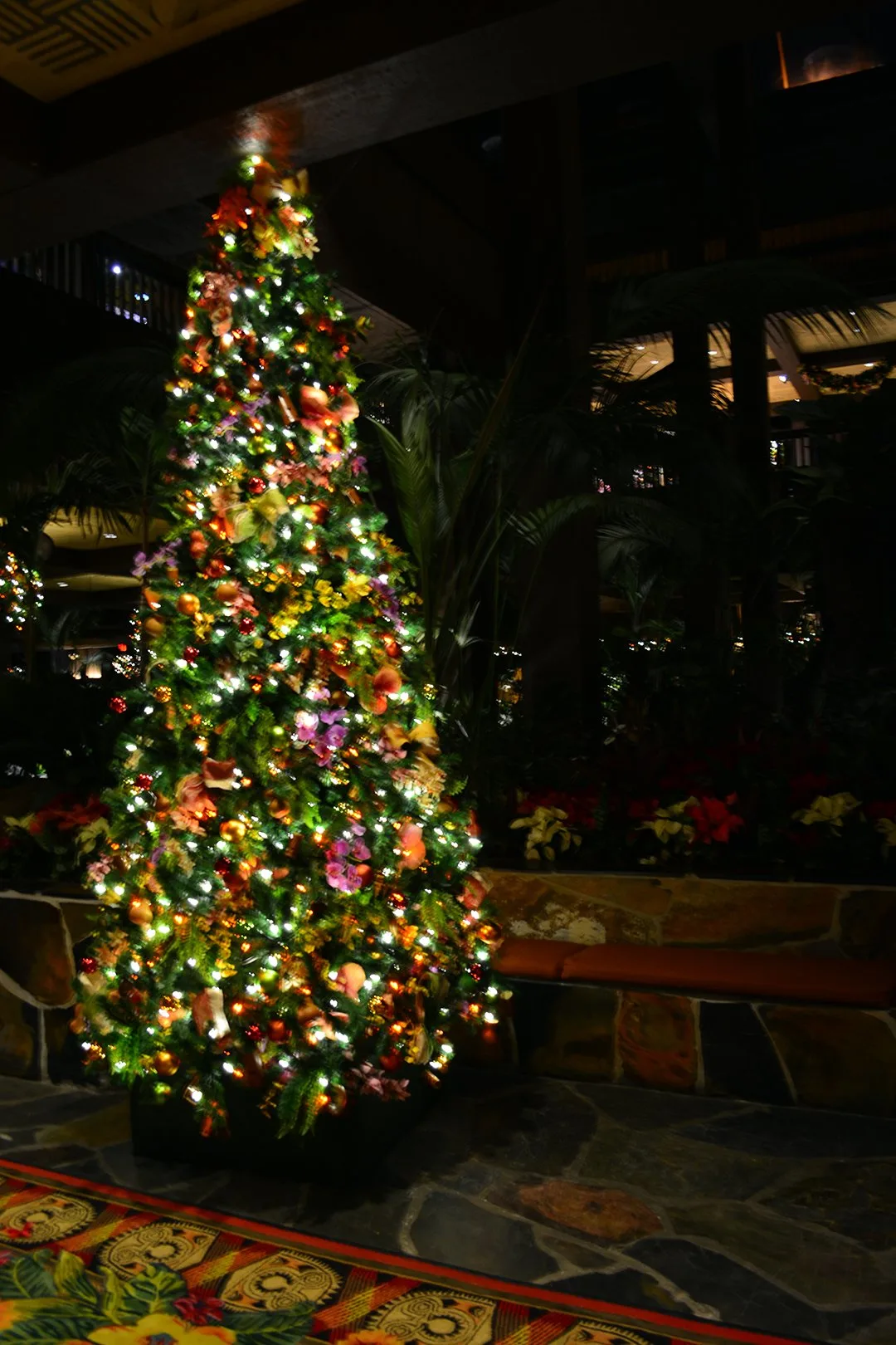 Polynesian Resort Christmas Characters and Christmas Decor (15)