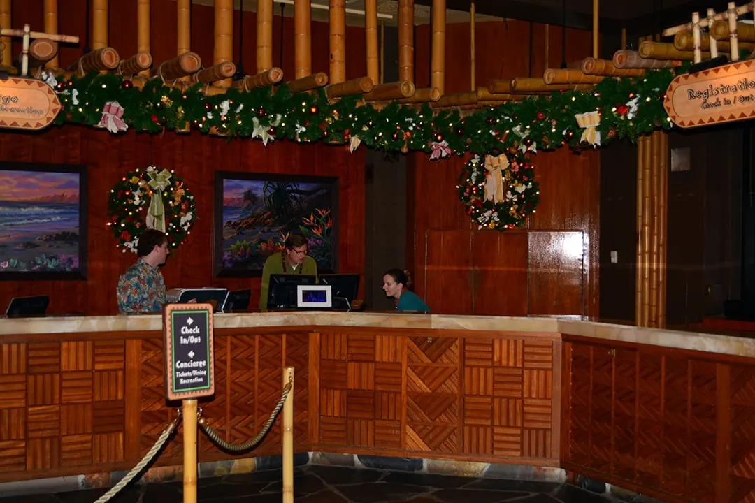 Polynesian Resort Christmas Characters and Christmas Decor (16)