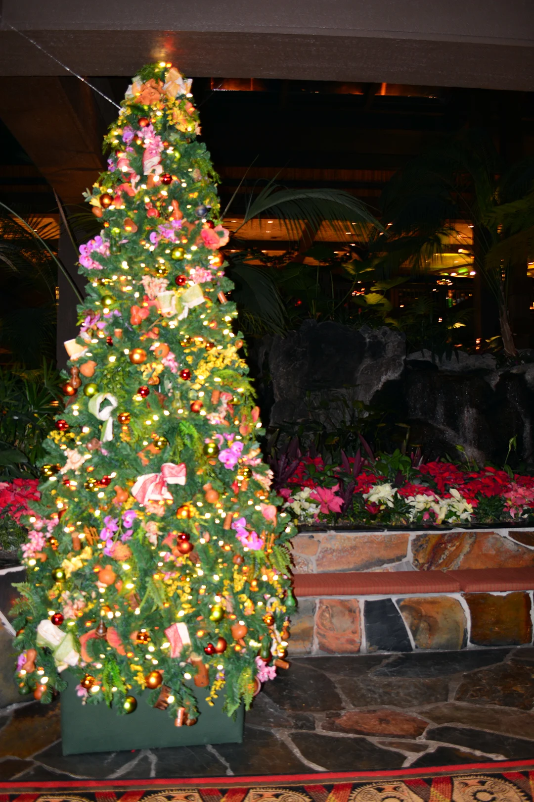 Polynesian Resort Christmas Characters and Christmas Decor (17)