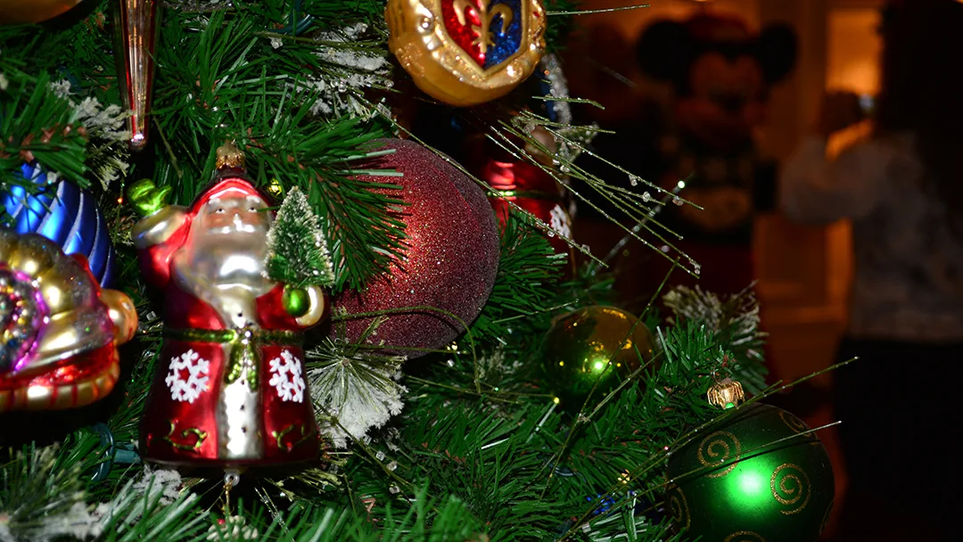 Walt Disney World Boardwalk Resort Chrismas Characters Mickey and Minnie and Christmas Decor (6)