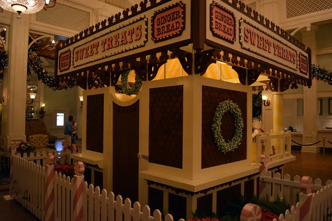 Walt Disney World Boardwalk Resort Chrismas Characters Mickey and Minnie and Christmas Decor (8)