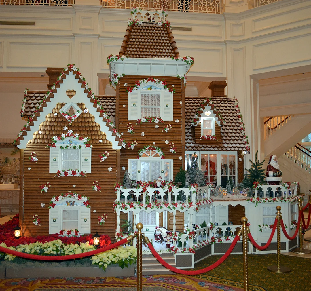 Walt Disney World Grand Floridian Christmas decor Christmas Characters Mickey and Minnie (14)