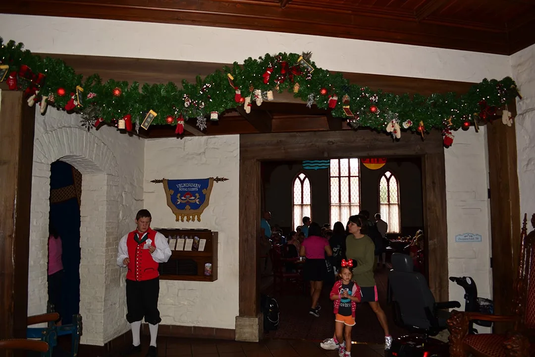 Walt Disney World Epcot Akershus Royal Dining Princess Character Meal (7)