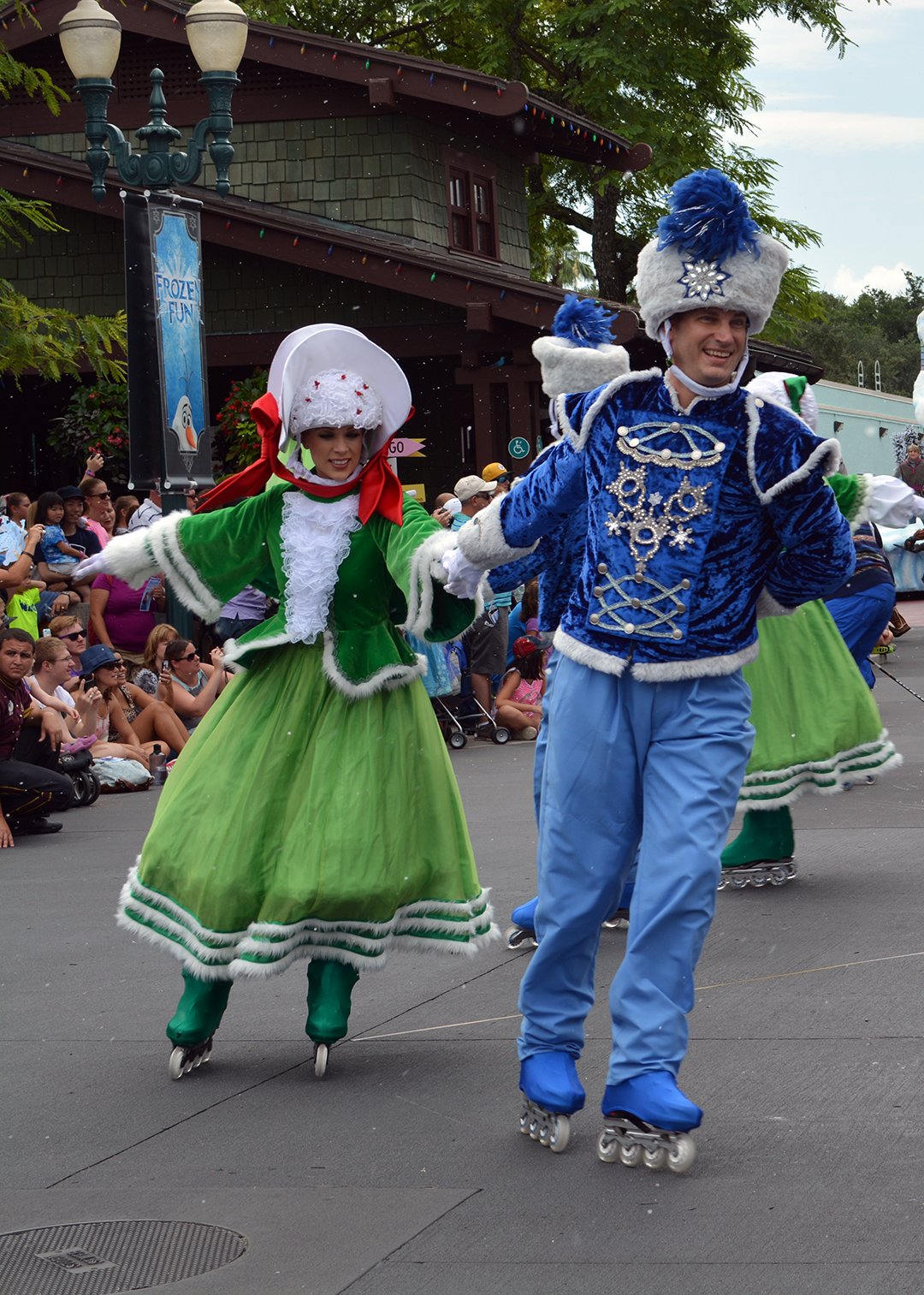 Anna and Elsa's Royal Welcome parade featuring Kristoff Frozen ...