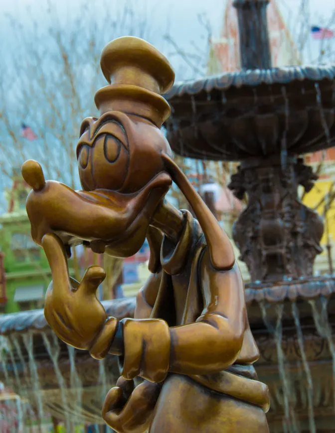 Goofy in Castle Hub at Magic Kingdom Walt Disney World 2 l kennythepirate.com