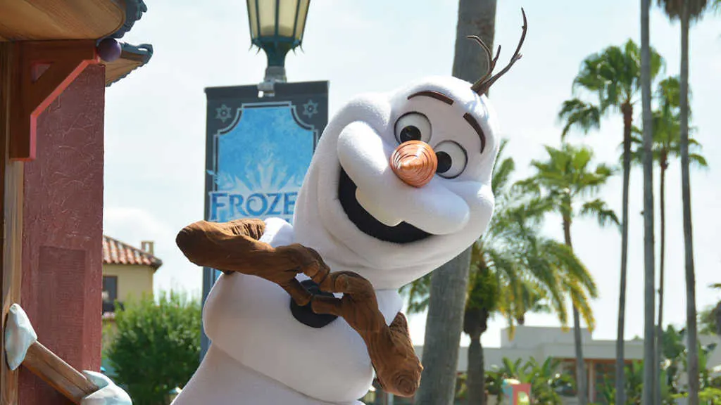 How to experience the Frozen Royal Welcome at Disney's Hollywood Studios #frozenfun #coolestsummerever Olaf