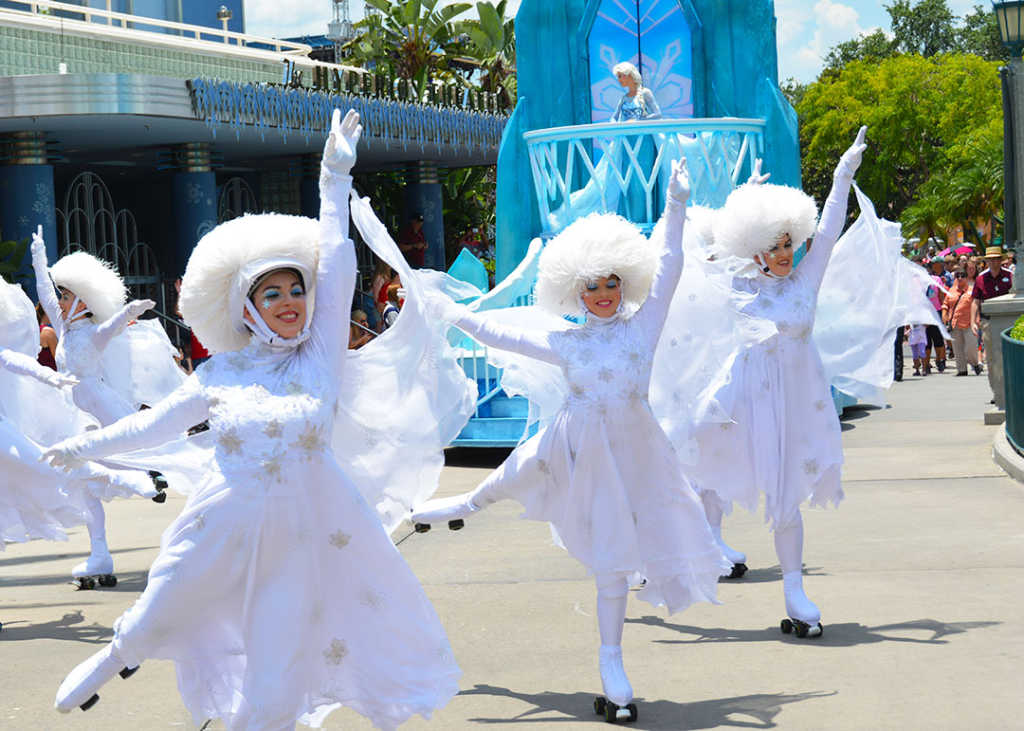 How to experience the Frozen Royal Welcome at Disney's Hollywood ...