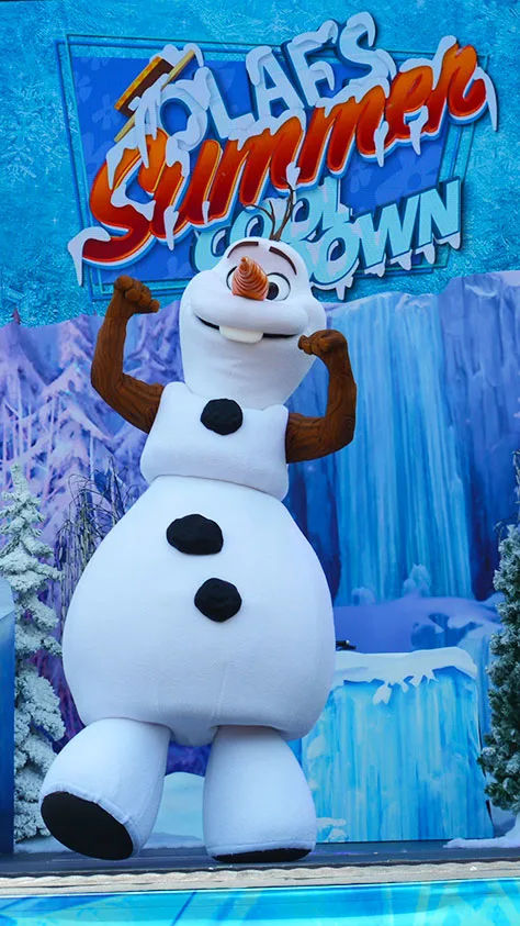 Olaf Summer Cooldown at Disney's Hollywood Studios in Walt Disney World #coolestsummerever #frozenfun