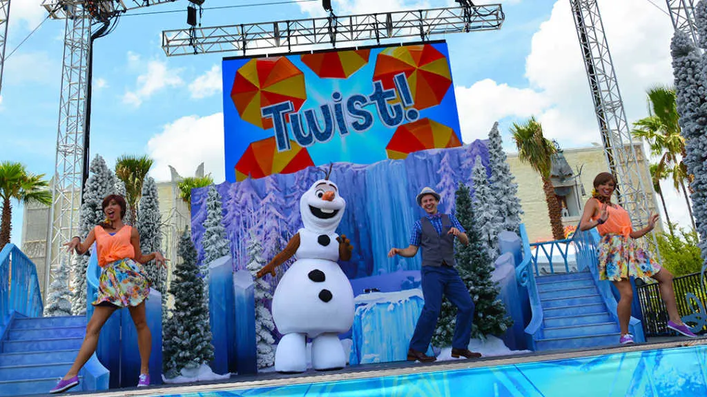 Olaf Summer Cooldown at Disney's Hollywood Studios in Walt Disney World #coolestsummerever #frozenfun
