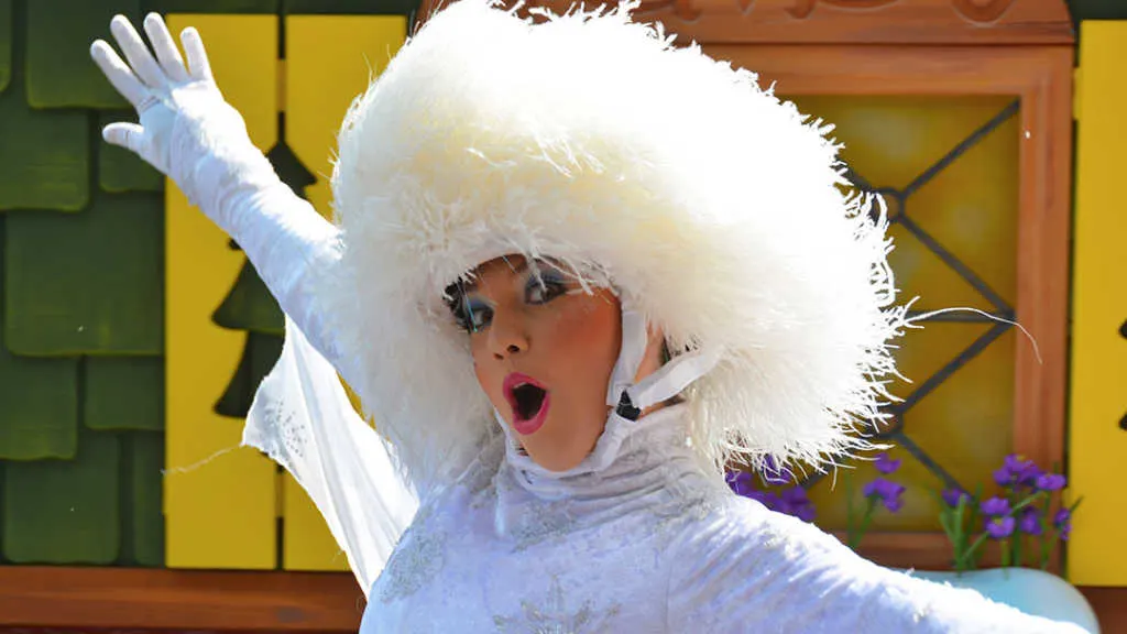 How to experience the Frozen Royal Welcome at Disney's Hollywood Studios #frozenfun #coolestsummerever Snowflake dancer