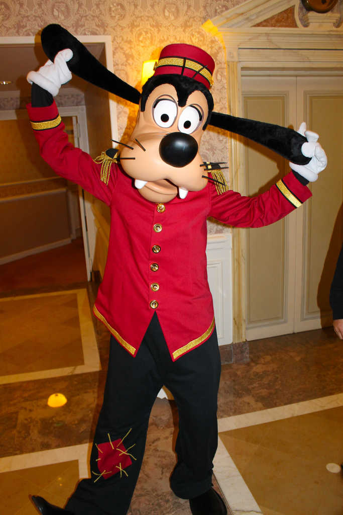 Bellhop Goofy at the Disneyland Paris Hotel kennythepirate #disneyland #paris #disneylandparis #characters