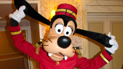 Worldwide Wednesday – Meeting Tower of Terror Bellhop Goofy at the Disneyland Paris Hotel