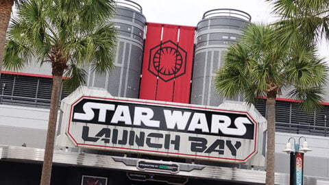 Star Wars Launch Bay full queue tour with a bit of humor