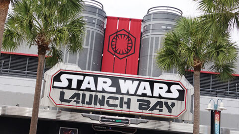 Star Wars Launch Bay full queue tour with a bit of humor