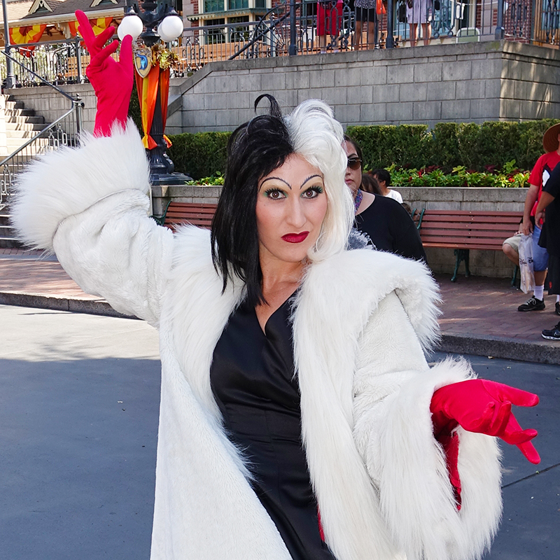 Cruella de Vil at Disneyland 2015 | KennythePirate.com