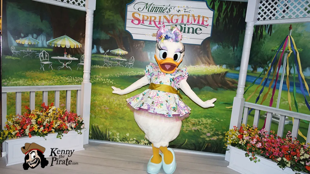 Minnie's Springtime Dine at Hollywood and Vine in Hollywood Studios (1)