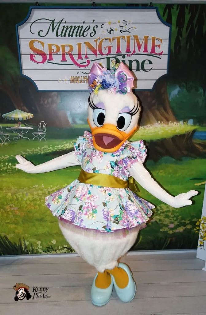 Minnie's Springtime Dine at Hollywood and Vine in Hollywood Studios (3)