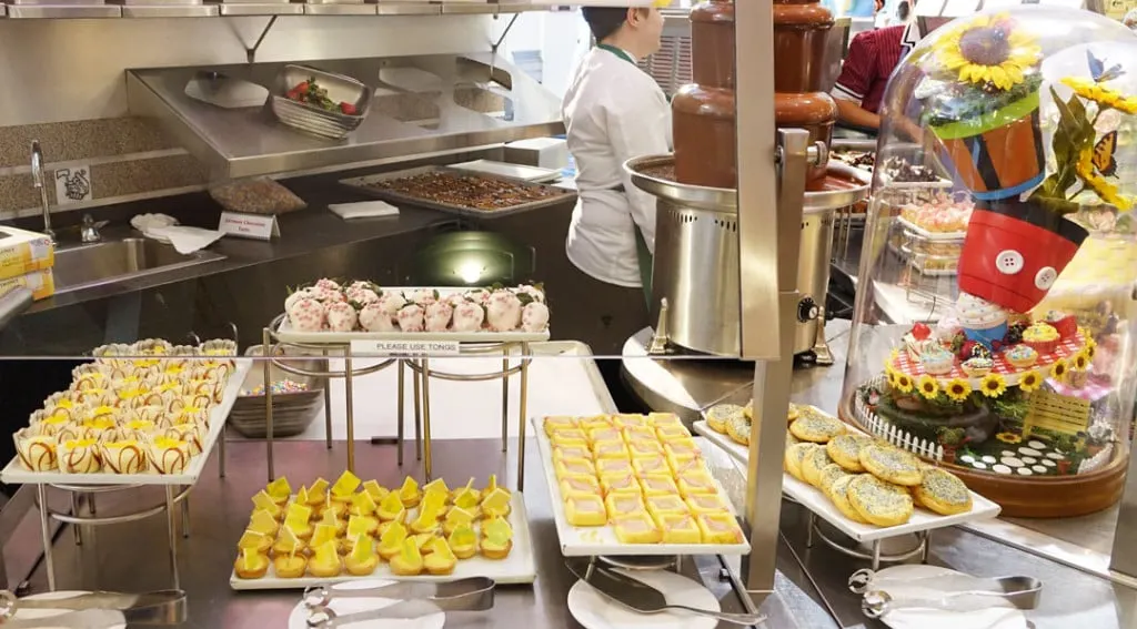 Minnie's Springtime Dine at Hollywood and Vine in Hollywood Studios (33)