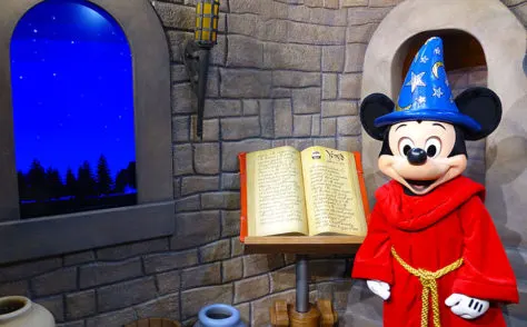 Mickey Mouse and Minnie Mouse in Red Carpet Dreams at Hollywood Studios in Walt Disney World (29)