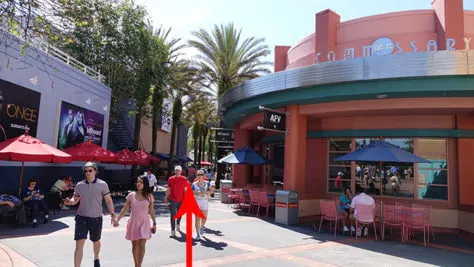 Mickey Mouse and Minnie Mouse in Red Carpet Dreams at Hollywood Studios in Walt Disney World (3)
