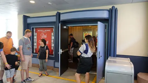 Mickey Mouse and Minnie Mouse in Red Carpet Dreams at Hollywood Studios in Walt Disney World (9)