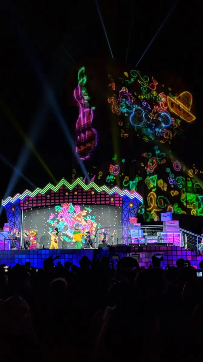 Max-Live-at-Fandaze-in-Disneyland-Paris-2018