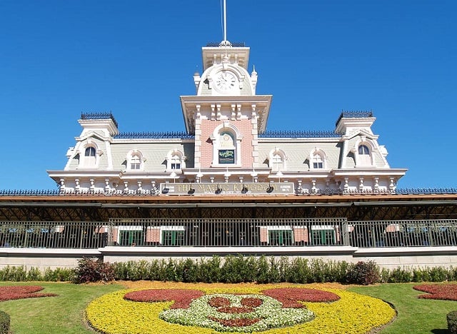 Magic Kingdom Experiences Technical Difficulties; Guests Enter Park Without Scanning Magic Bands or Tickets