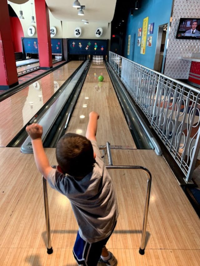 Review Splitsville Dining at a Bowling Alley