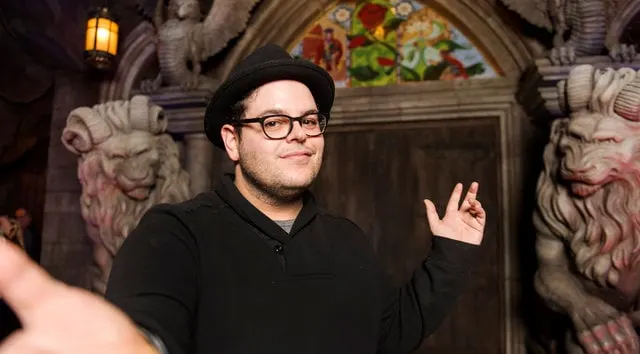 Josh Gad Reads Books on Twitter Amidst Coronavirus Pandemic