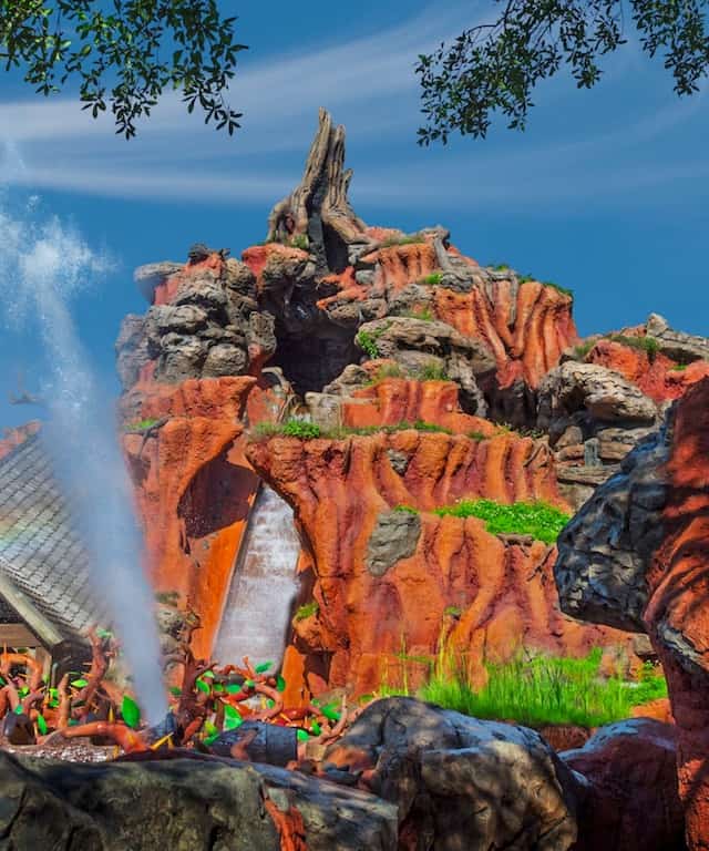 This image has an empty alt attribute; its file name is Splash-mountain-2-vertical.jpg
