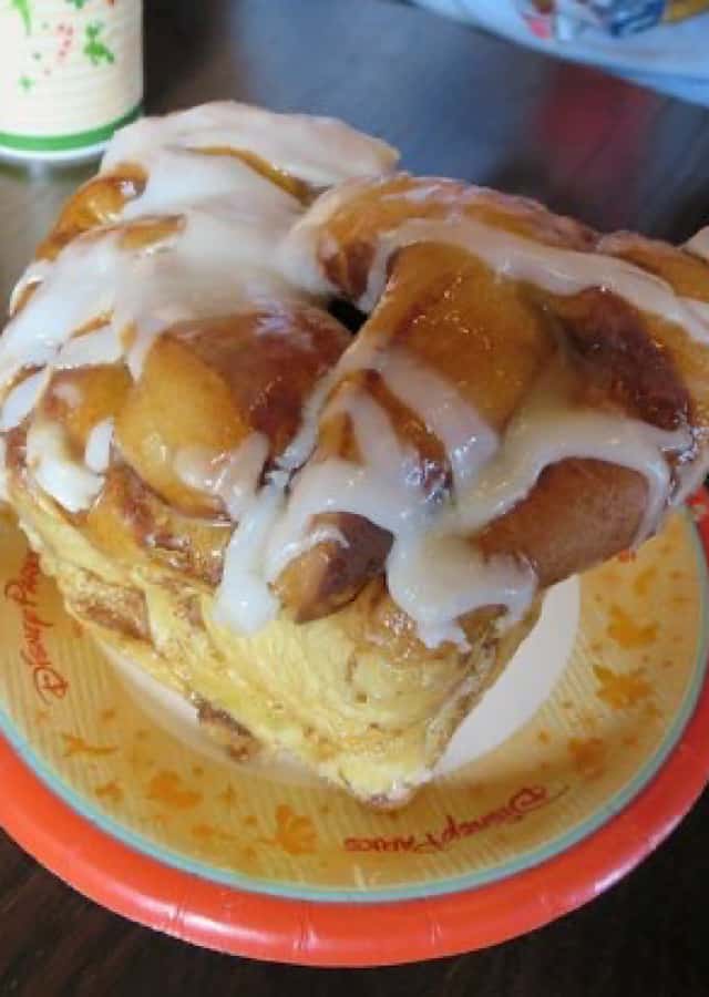 Gaston's Tavern cinnamon roll