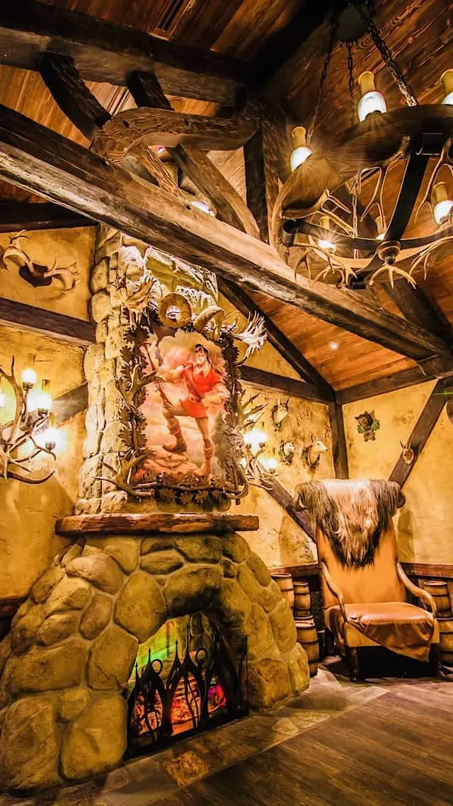 Gaston's Tavern Cinnamon Rolls