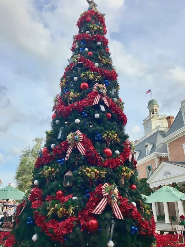 This image has an empty alt attribute; its file name is Epcot-america-christmas-tree.jpg
