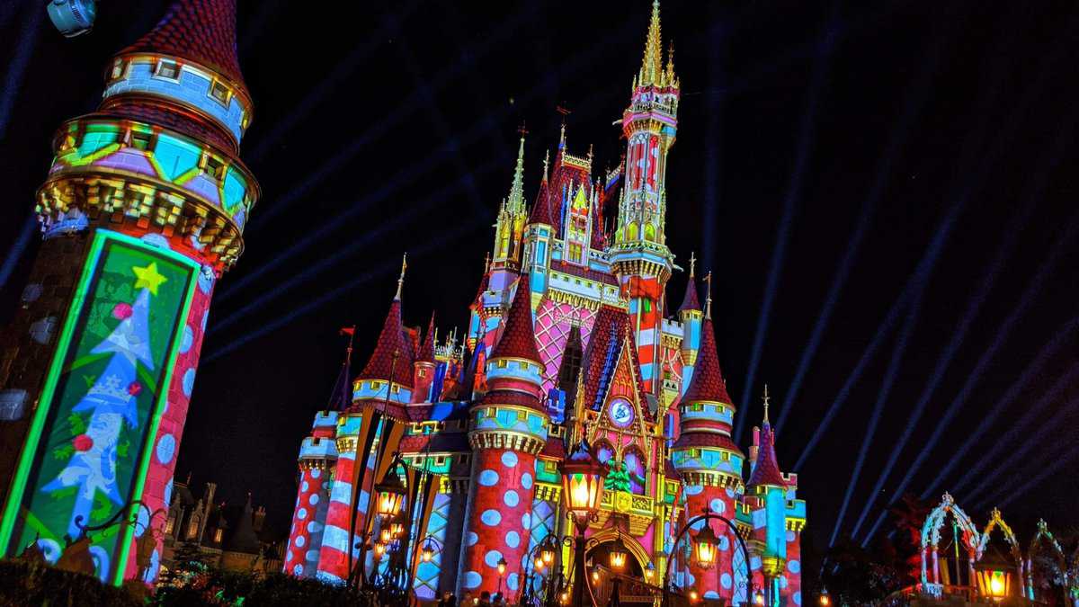 Video: Watch Walt Disney World transform into a magical Christmas wonderland!