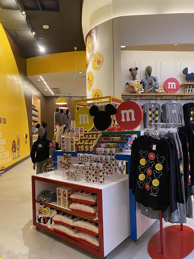 Step-By-Step Guide to Personalizing M&M's in Disney Springs!