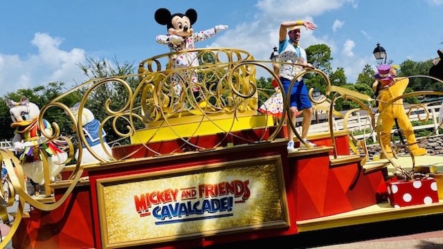 Here's how you can make sure you see Disney World's character cavalcades!