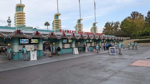 Check out Hollywood Studio’s Santa Claus Merry Motorcade!