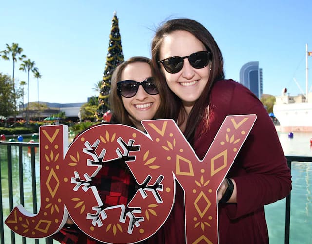 Festive Holiday Disney Photo Ops