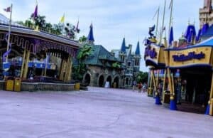 Video: Argument between Disney World Guest and Cast Member in the middle of Magic Kingdom