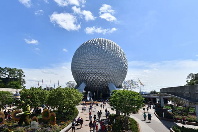 This image has an empty alt attribute; its file name is epcot-photopass-zoom-out-picture-photo.jpg