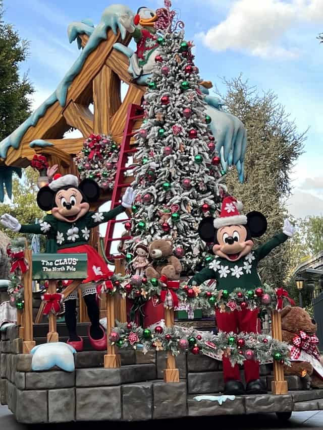 Review: Holiday Time at the Disneyland Resort Guided Tour ...