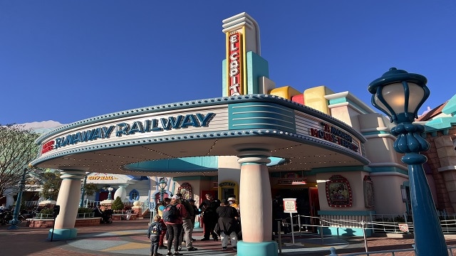 REVIEW: Comparing the Mickey and Minnie's Runaway Railway Attractions